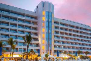 圣安德烈斯Apartamento con Espectacular Vista al Mar en San Andrés Sun Rise的一座前面有棕榈树的大楼