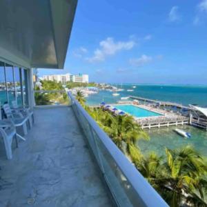 圣安德烈斯Apartamento con Espectacular Vista al Mar en San Andrés Sun Rise的阳台享有大海和游泳池的景致。