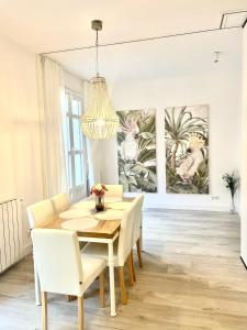 a dining room with a table and chairs and a chandelier at Bilbao Azkuna Home Centro EBI01832 in Bilbao