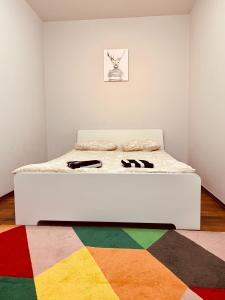 a bed in a room with a colorful rug at Krowoderska Apartment in Krakow