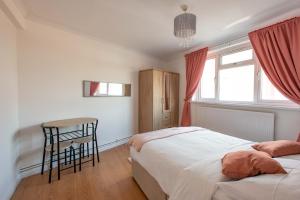 Ліжко або ліжка в номері Modern Apartments in Bromley, Greater London near Tesco and Sundridge Park Station
