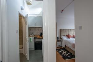 Dapur atau dapur kecil di Modern Studio Apartments in Bromley, Greater London near Tesco and Sundridge Park Station +11 gambar