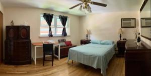een slaapkamer met een bed, een bureau en een tafel bij ABnB Superhost - Siri's Favorite Place in Havertown