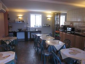 Kuchyň nebo kuchyňský kout v ubytování Hôtel Manoir de l'Esplanade