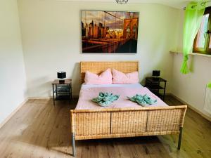 a bedroom with a wicker bed with two towels on it at Villa Goncalves, Komplette Wohnung mit Parkplatz und Wallbox vor der Tür in Calw