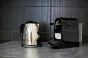 Zestaw do parzenia kawy i herbaty w obiekcie Le Rétro, T2 hypercentre chic et cosy, Wifi par SOVALFI