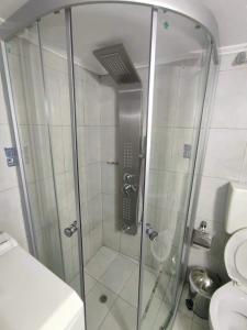 y baño con ducha y aseo. en VIEW OF CASTLE, en Monemvasia