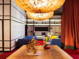 a dining room with a table with two gold sculptures at Mercure Strasbourg Centre in Strasbourg