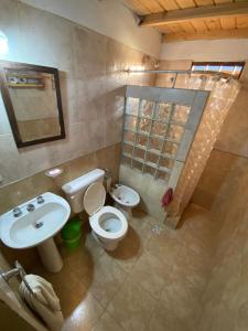 een badkamer met toilet en wastafel bij La Maru in Villa Giardino