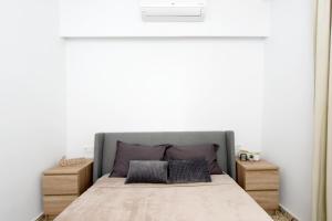 Ліжко або ліжка в номері Naya Ixia Rhodes Apartment