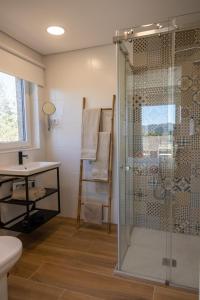 um banheiro com chuveiro e pia em Quinta da Sra Marocas na Covilh