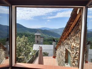 una vista desde la ventana de una casa en Casa rural con vistas en el corazón del Pirineo, en Los Molinos