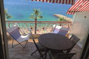 balkon ze stołem i krzesłami oraz oceanem w obiekcie Studio 29 M With Terrace And View On The Beach w mieście Antibes