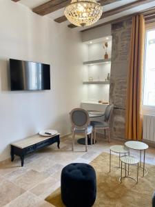 Televízia a/alebo spoločenská miestnosť v ubytovaní La suite Caudalie - Charme & Cachet