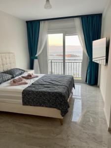 um quarto com uma cama e vista para o oceano em Beach front apartment em Bogazici