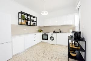 Kuchyň nebo kuchyňský kout v ubytování Naya Ixia Rhodes Apartment