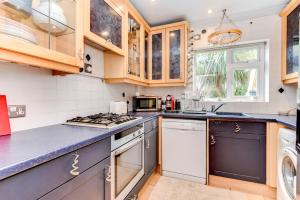 Кухня или кухненски бокс в Beautiful Brighton House - Free Parking