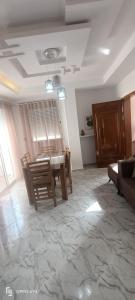 sala de estar con mesa y sofá en Residence Anas Kelibia, en Kelibia