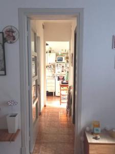 Afbeelding uit fotogalerij van Cálido apartamento a 8 cuadras del mar y a 3 de 18 Julio Estarán acompañados por una gatita que vive alli in Montevideo