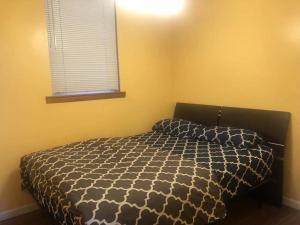 מיטה או מיטות בחדר ב-Ethan Golden LLC