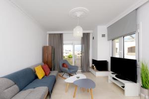 TV a/nebo společenská místnost v ubytování Naya Ixia Rhodes Apartment