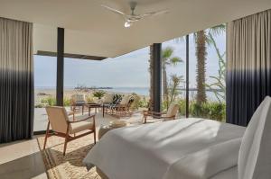 Postel nebo postele na pokoji v ubytování Four Seasons Resort Los Cabos