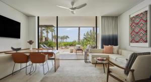 TV a/nebo společenská místnost v ubytování Four Seasons Resort Los Cabos