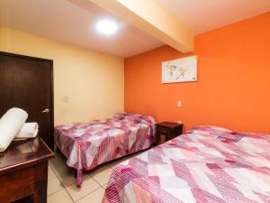 Un pat sau paturi într-o cameră la Hotel Zaragoza