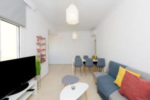TV a/nebo společenská místnost v ubytování Naya Ixia Rhodes Apartment