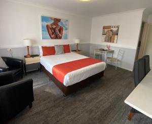 une chambre d'hôtel avec un lit et un bureau dans l'établissement Centrepoint Midcity Motor Inn, à Warwick 50 autres photos