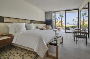 Postel nebo postele na pokoji v ubytování Four Seasons Resort Los Cabos + 37 fotografií