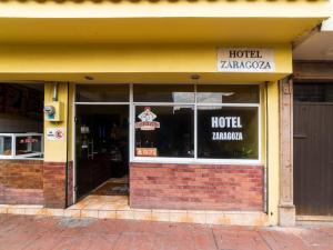 uma loja em frente a um hotel com as portas abertas em Hotel Zaragoza em San Juan de los Lagos