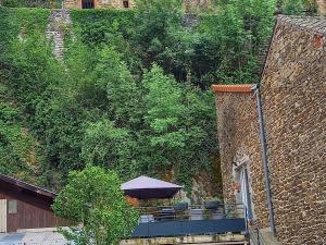 z widokiem na patio ze stołem i krzesłami w obiekcie Gîte cosy avec jeux et terrasse à Auzon - FR-1-582-338 w mieście Auzon +14 zdjęć