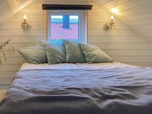 מיטה או מיטות בחדר ב-Holiday home SKÖVDE