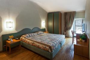 Hotel Gambara tesisinde bir odada yatak veya yataklar