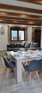 a living room with a table and a couch at Casa Río Cañón in Meis