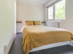 Idyllic holiday home in Ooltgensplaat on the water tesisinde bir odada yatak veya yataklar