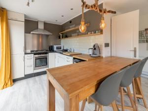 cocina con mesa de madera en Idyllic holiday home in Ooltgensplaat on the water, en Ooltgensplaat