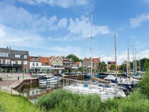 Foto da galeria de Idyllic holiday home in Ooltgensplaat on the water em Ooltgensplaat