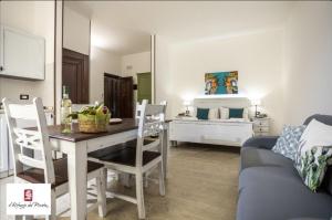 A bed or beds in a room at Il Rifugio Del Pirata