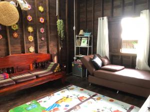 Posezení v ubytování Bo Cabin in Garden โบคาบิน อิน การ์เดน