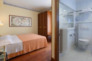 Koupelna v ubytování Atilius Hotel & Suites