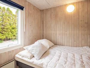 Säng eller sängar i ett rum på Holiday home Otterup XXXI