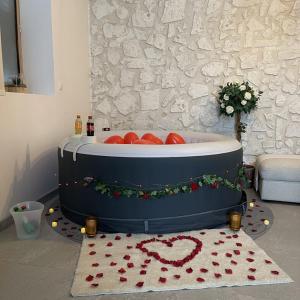 eine herzförmige Badewanne in einem Zimmer in der Unterkunft La maison jacuzzi - Privatiser une soirée jacuzzi in Mandres-les-Roses
