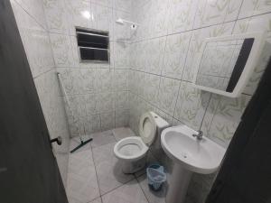 a bathroom with a toilet and a sink at Romulo Ap3 in Manaus
