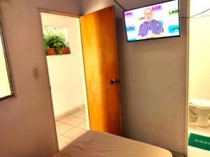 En TV eller et underholdningssystem på Hotel San Gil Nómada