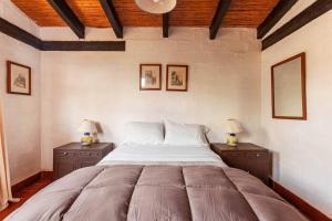 1 dormitorio con 1 cama grande y 2 mesitas de noche en Casa de campo cerca del lago VALLE DE BRAVO, en Valle de Bravo