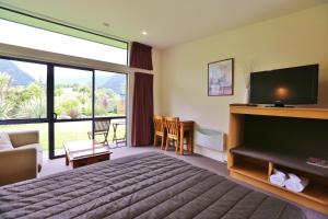 TV a/nebo společenská místnost v ubytování Sunset Motel