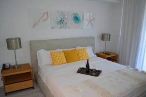 A bed or beds in a room at Lovely 1 Bedroom condo 1 Bath w patio & kitchen
