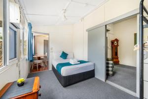 Postel nebo postele na pokoji v ubytování Strand Motel + 26 fotografií
